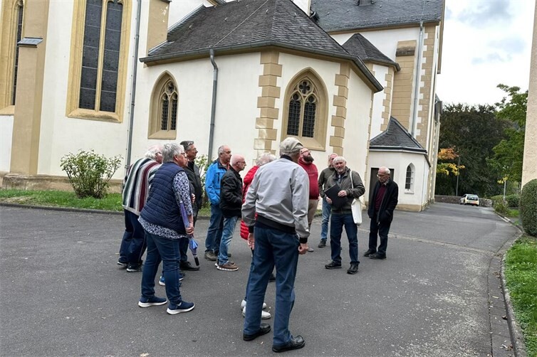 Man traf sich vor der Kirche, um „unter Tage“ zu gehen.