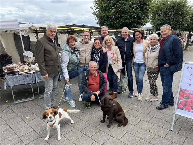 Man trifft sich auf dem Zwiebelsmarkt, CDU MdL Petra Schneider (9.v.l.) und Bürgermeister Marcel Caspers (3.v.l) mit CDU-Delegation und Marktbesuchern.  Foto: privat