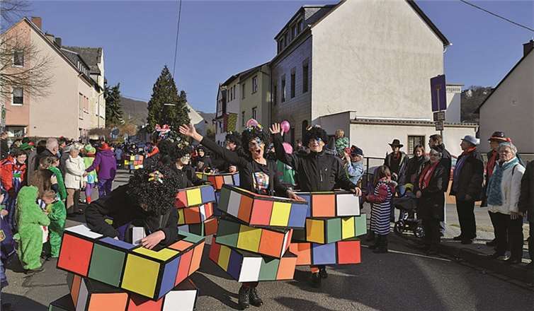 Manch eine Kamelle hatte sich im tiefsten Innern der Zauberwürfel versteckt. Das konnte die gute Stimmung beim Zug aber nicht gefährden.