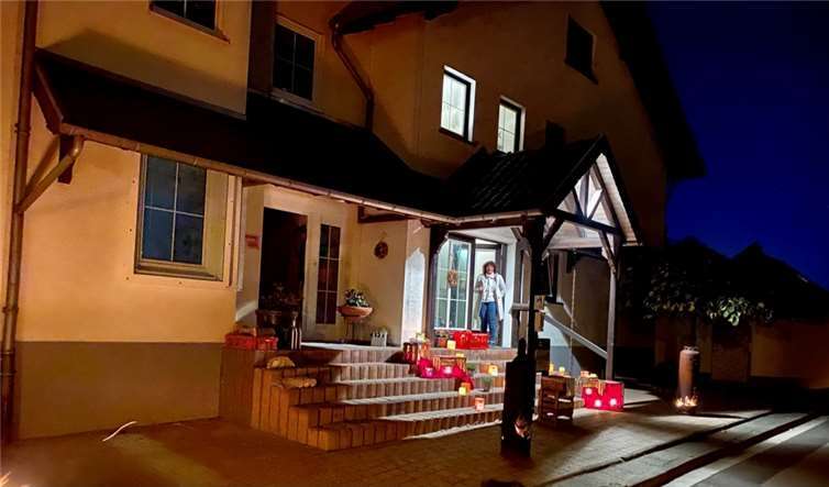 Manche Hauseingänge warenmit Laternen geschmückt.