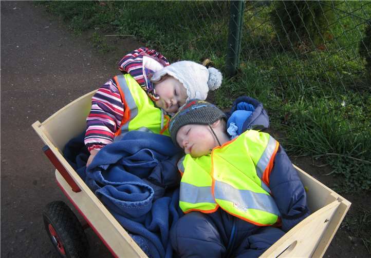Manche Kinder hat das Müllsammeln auch ein wenig müde gemacht.