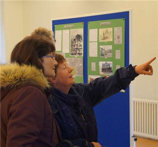 Mancher Katharinenmarkt-Besucher nutzte die Chance, mehr über historische Gebäude in der einmaligen Ausstellung zu erfahren. TT