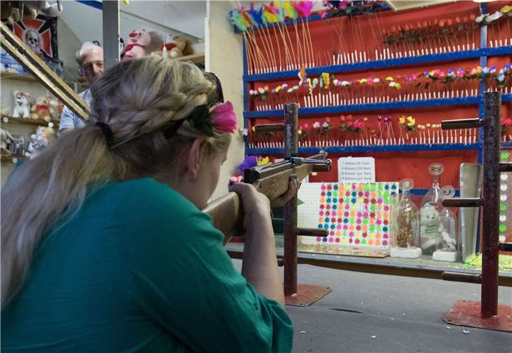 Mancher testete seine Treffsicherheit an der Schießbude.