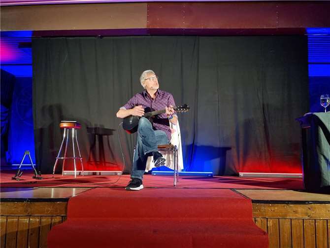 Weltaufgang in der Jahnhalle Manchmal hilft nur eins: Weitermachen! So sieht das auch Christoph Sieber, der sein gleichnamiges Programm vergangenen Samstag in der Bad Breisiger Jahnhalle präsentierte. Foto: privat
