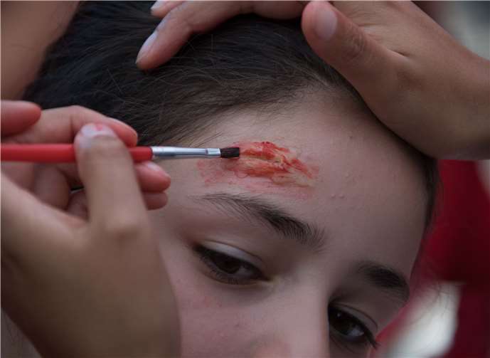 Manchmal werden auch Wunden geschminkt.