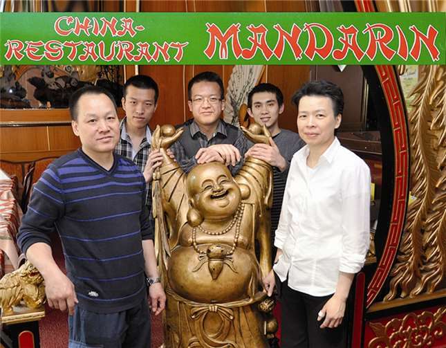 „Mandarin“-Chef Kai Hung Lee (l.) mit seinem engagierten Familien-Team.B. Schmitz