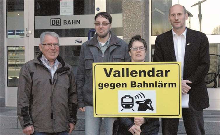 Mandatsträger und Fraktionsmitglieder der FWG VG halten das Schild für Vallendar hoch.