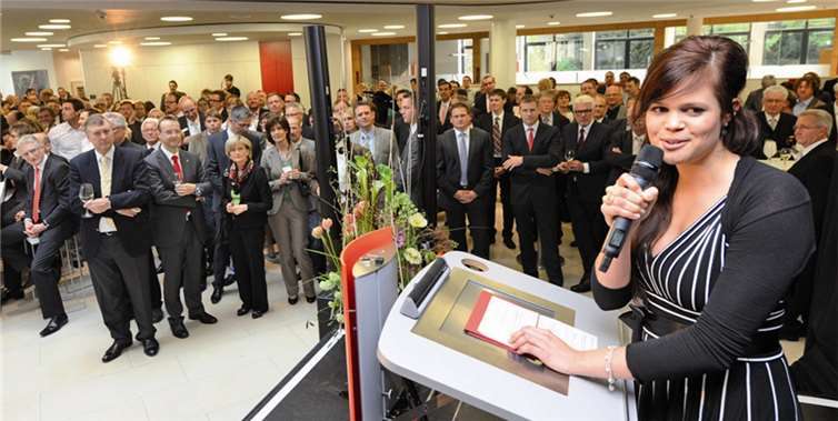 Mandy Großgarten (r.) konnte über 300 Gäste zur Einweihungsfeier in der neuen Hauptstelle begrüßen.