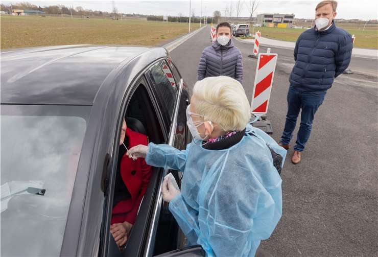Mandy Wiebelhaus testet im Drive-in-Testzentrum in Meckenheim ab sofort Bürger auf das Coronavirus. Bürgermeister Holger Jung und Stefan Pohl von der ProMed GmbH freuen sich über den gelungenen Start.Foto: JOST