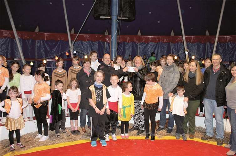 „Manege frei“ für die Spendenübergabe der Westumer Theatergruppe an die Hellenbachschule.privat