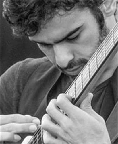 Maneli Jamal verzaubert seine Zuhörer an der Gitarre.privat