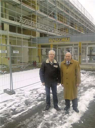 Manfred Bastian (SPD) und Leo Biewer (CDU) besuchten den Schulleiter der Realschule Plus auf der Karthause.Privat