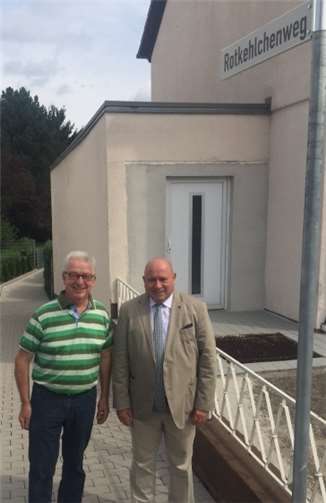 Manfred Bastian und Leo Biewer freuen sich, dass der zuvor namenlose Weg nun die Bezeichnung „Rotkehlchenweg“ führt. Privat