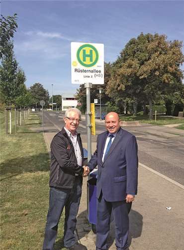 Manfred Bastian und Leo Biewer sind froh, dass der Sanierung der Rüsternallee nun nichts mehr im Wege steht.privat