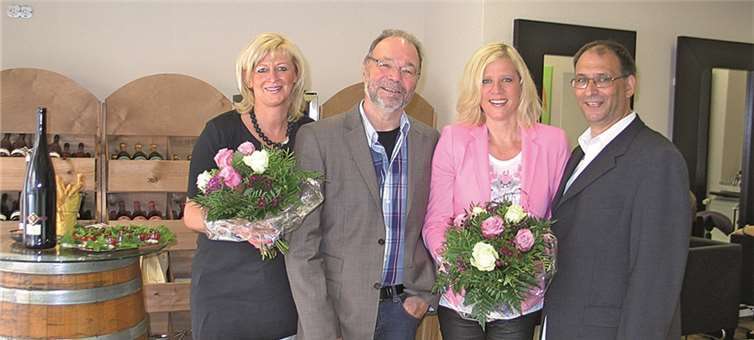 Manfred Bauer (r.), Vorsitzender der SPD-Stadtratsfraktion, gratulierte Friseurmeisterin Susanne Warow sowie Rolf Sauer und Betty Enchelmaier-Tietz von BendorfWein (v. l.) zur Geschäftseröffnung.