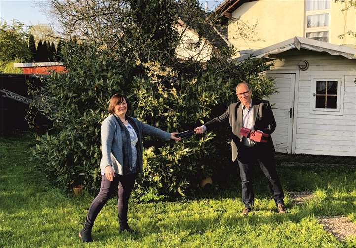 Manfred Bauer überreichte Claudia Thomas zum Abschluss noch eine kleine Aufmerksamkeit. Foto: Klaus Thomas