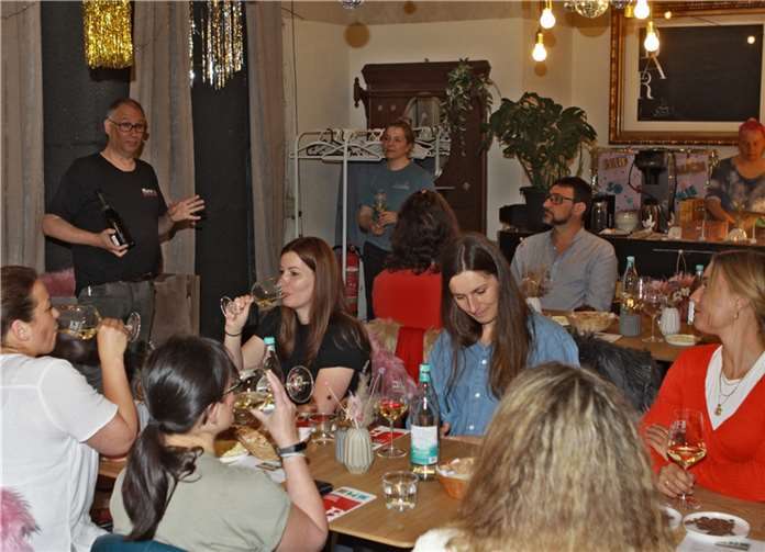 Manfred Bauer wusste mit Fachkenntnis und Humor seine Zuhörer für den Weingenuss zu begeistern.  Foto: Hans-Peter Kranz