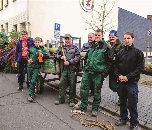 Manfred Becker (Mitte) und seine Helfer hatten wegen des starken Windes Schwierigkeiten beim Fällen des Baumes.