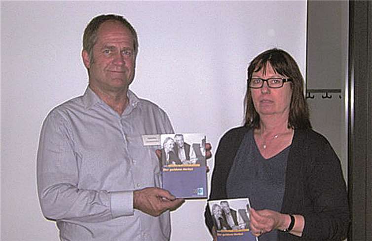 Manfred Berg, Zentrum Polizeiliche Prävention, übergibt Regine Wilke, Diakonisches Werk im Ev. Kirchenkreis Wied, die Broschüre „Der goldene Herbst“ mit Sicherheitstipps für Seniorinnen und Senioren. privat