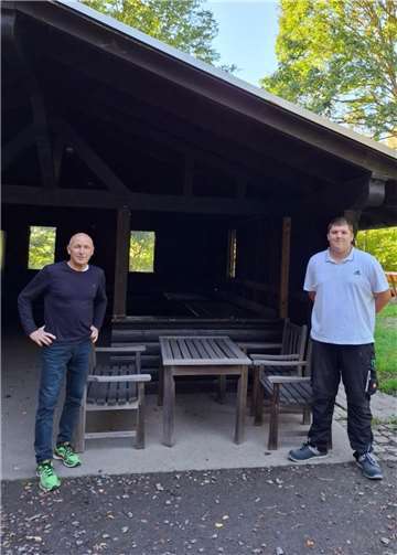 Manfred Bullinger und Oliver Adams Übergabe der Sitzgruppe. Foto: OG Nörtershausen