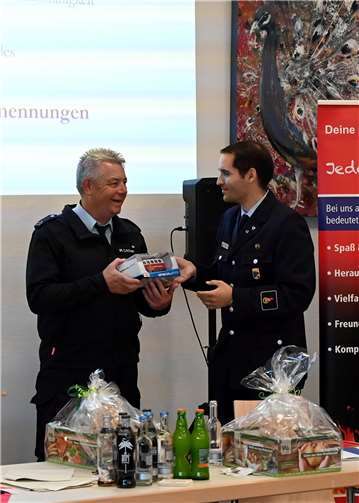 Manfred Cochem erhielt von Matthias Lemgen ein besonderes Andenken – einen VW Bus im Design des Kreisjugendfeuerwehrverbandes.