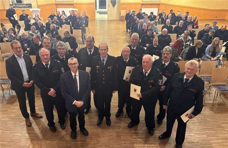 Manfred Dickscheid, Dietmar Duwe, Hans Reinhold, Werner Wagner, Egon Geisen, Franz Gilles, Werner Gimmnich, sowie Erwin Schmitt wurden für 45 Jahre geehrt.Fotos: VG Maifeld