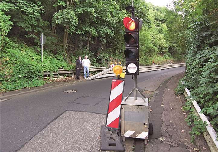 Manfred Diehl, im Anzug, und Heinz Zehe Projektentwickler Hochbau, Herr Schwarz fehlt auf dem Foto mit der „Roten Ampel“.Privat