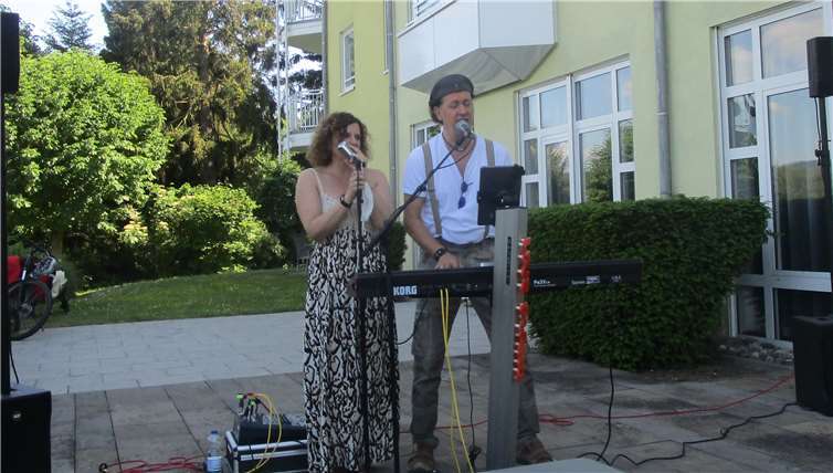 Manfred Düllberg an der Orgel und seine Gesangsbegleiterin Melanie Klug überraschten die Bewohner des „Marienhaus Seniorenzentrums St.Josef“ mit Liedern aus den 50er und 60er Jahren. Foto: privat