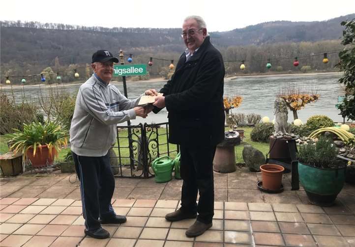 Manfred Esser bei der Übergabe der Dokumente an den Leiter des Seniorenkreises, Wolfgang Frorath. Foto: privat
