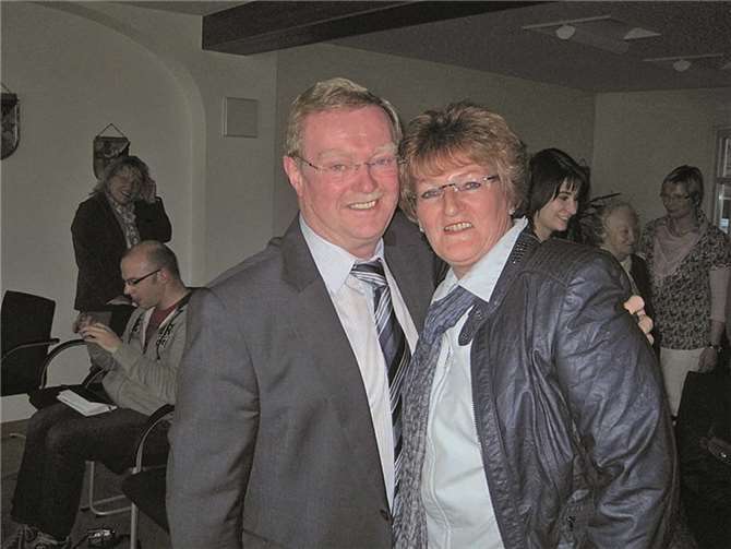 Manfred Führ, hier mit Ehefrau Irmgard am Wahlabend, wurde im März 2011 als letzter Bürgermeister der VG Treis-Karden gewählt. TT