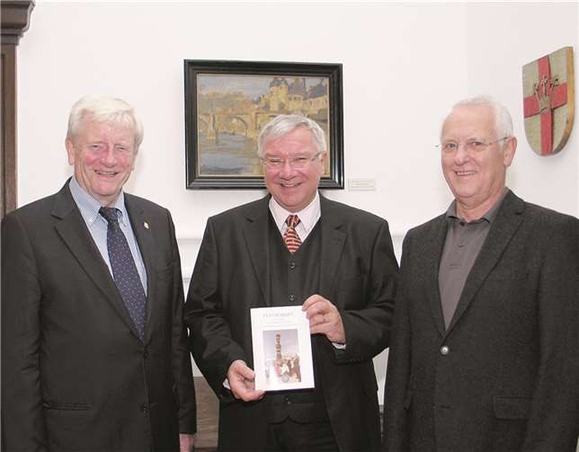 Manfred Gniffke (Vorsitzender der Brunnengemeinschaft), OB Joachim Hofmann-Göttig und Hermann Schäfer (Vorstandsmitglied) bei der Übergabe der Jubiläumsschrift. privat