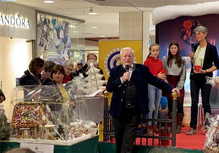 Manfred Gniffke führte in seiner einmaligen und humorvollen Art durchs Programm und zog Loskäufer und Zuschauer in seinen Bann.Quelle: Inner Wheel-Club Koblenz
