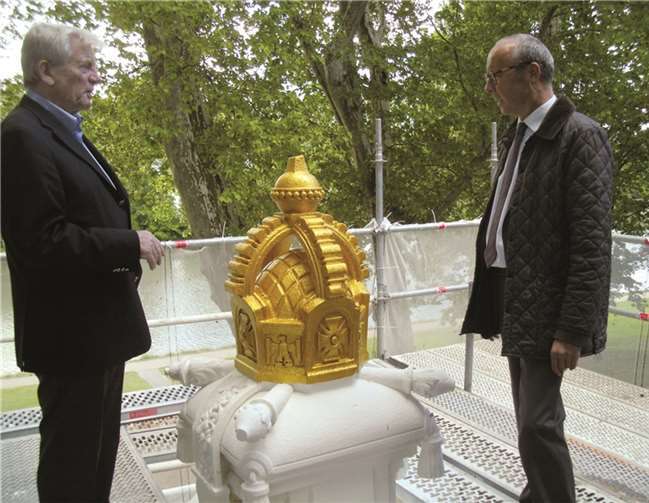 Manfred Gniffke und Detlef Knopp vor der goldenen Krone.