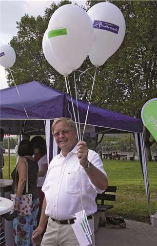 Manfred Graulich, 1. Vorsitzender der Initiative Region Mittelrhein, startete den Luftballonweitflugwettbewerb. privat