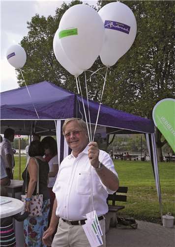 Manfred Graulich, 1. Vorsitzender der Initiative, startete den Luftballonweitflugwettbewerb. privat