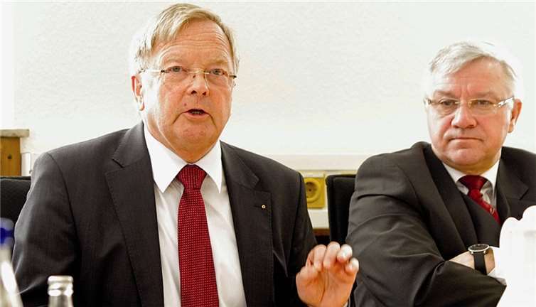 Manfred Graulich (li.) und Oberbürgermeister Prof. Dr. Joachim Hofmann-Göttig während der Pressekonferenz zur Arbeit der Haushaltsstrukturkommission. WPA