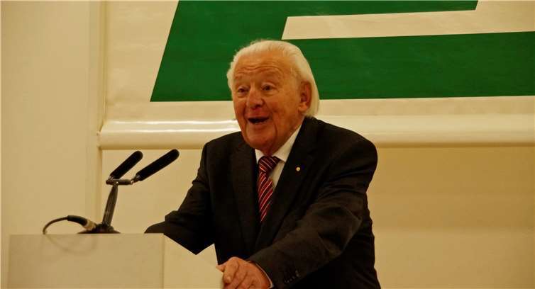 Manfred H. Däuwel freute sich sehr über die Ergebnisse desWettbewerbs und ermutigte die Jugendlichen zum Weitermachen