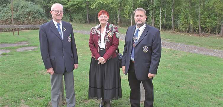 Manfred Höfer (li.) erhielt die Präsidentenmedaille von Vizepräsidentin Manuela Göbel, im Beisein von NSG-Vorsitzender Heinz Gräf. Hans Hartenfels