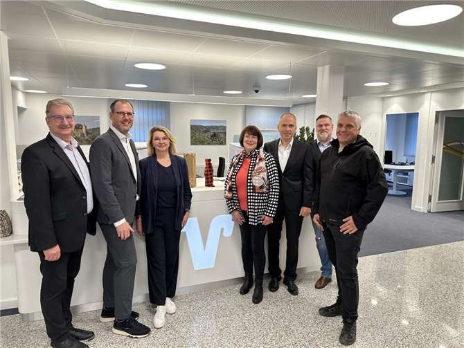 Manfred Jeckstadt (BSH), Thomas Theisen (Direktor Regionalmarkt AhrBrohltal), Sandra Dieler (Beraterin), Kirsten Adams (Beraterin), Thomas Klein (Filialleiter), Jürgen Hilse (R+V) und Guido Galle (Bürgermeister Ahrbrück).Foto:Florian Kütt I VR Bank RheinAhrEifel eG