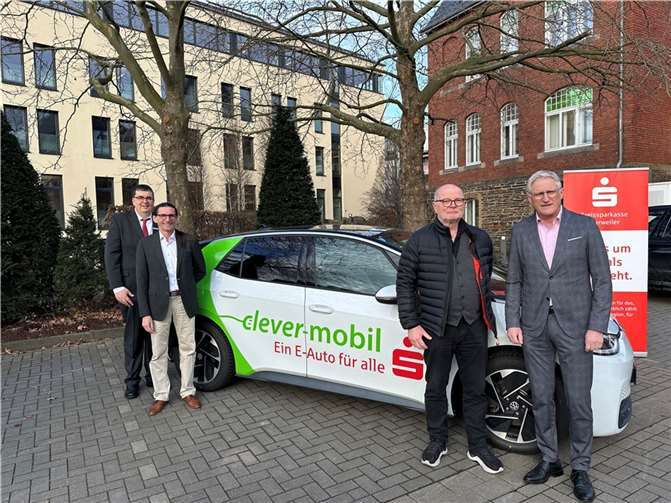 Manfred Juchem (l.), Projektbeteiligter seitens der Kreissparkasse, Christian Holz (2.v.l.) und Matthias Breda (2.v.r.), Projektbeteiligte vom eCB- Kreis Ahrweiler sowie Dieter Zimmermann (r.) bei der offiziellen Übergabe des Autos. Foto: Marco Seydel – Kreissparkasse Ahrweiler