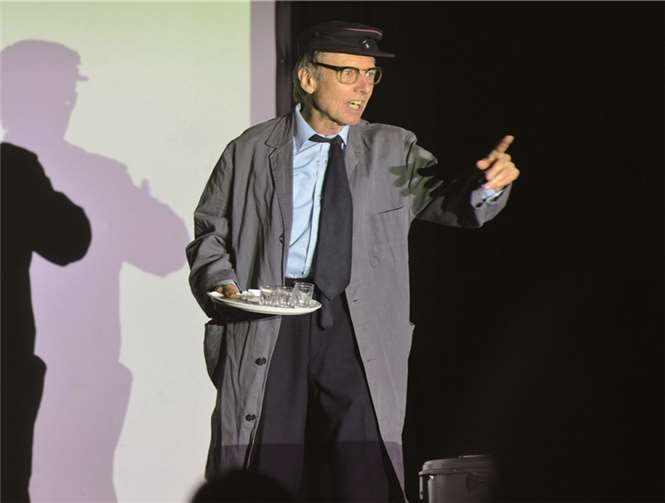 Manfred Kessler als Heinz Schmelzenbach entfacht ein Feuerwerk der Leidenschaft auf der Bühne der „Kulturwerkstatt“.AB