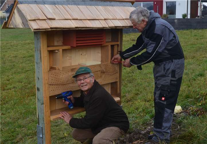 Manfred Konrad und Friedel Bachem haben ein Insekten- und Schmetterlinghaus gebaut.