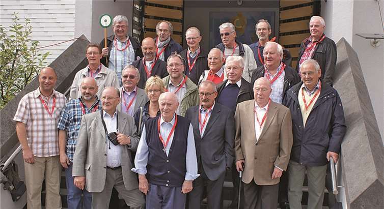 Manfred Krämer (oben l.) organisierte das Treffen der zahlreich erschienenen ehemaligen Bediensteten des Bahnhofs Urmitz.