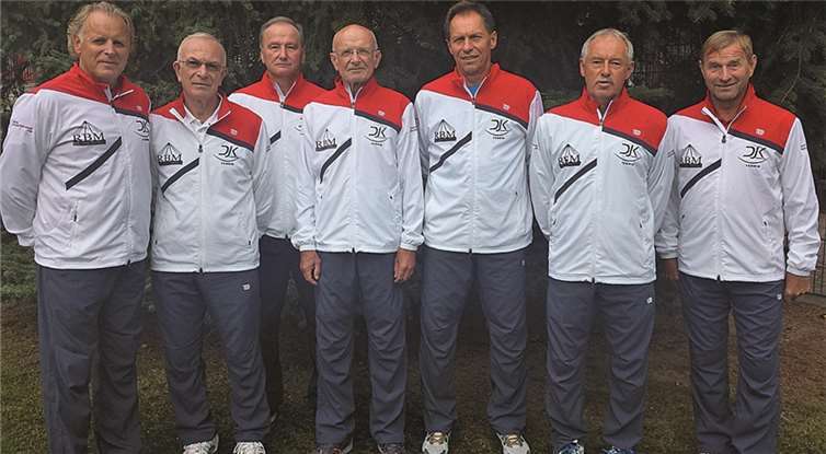 Manfred Krisch, Helmut Görisch, Bernd Saatmann, Harry Leinz, Janos Gulyas, Josef Kubis und Rudi Kuhnke (v.l.n.r.) stiegen ungeschlagen in die Oberliga auf.privat