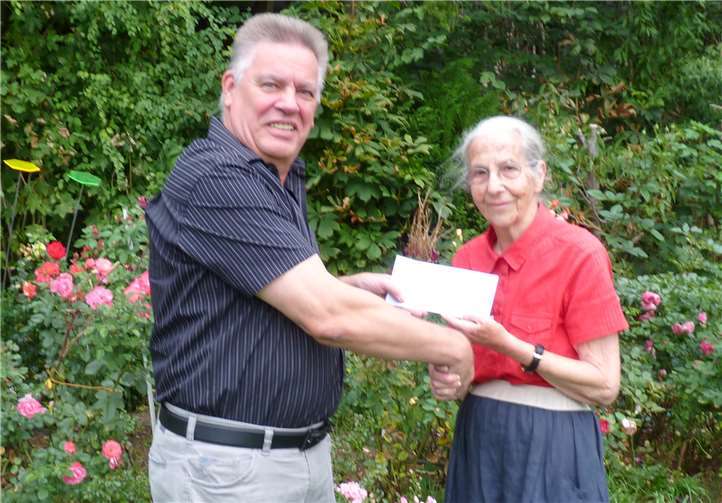 Manfred Krüger bei der Übergabe der Spende an Erika Meyer zu Drewer. Foto: privat