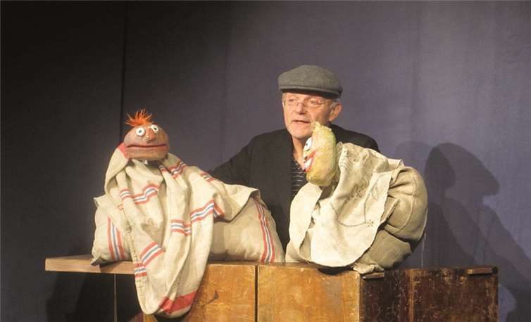 Manfred Künster führte seine Theaterstücke alleine, mithilfe der zum großen Teil selbst gebauten Figuren, auf.