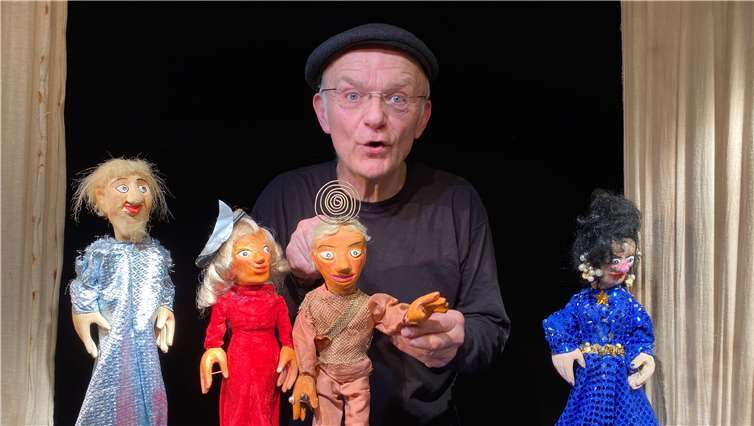 Manfred Künster mit den Hauptfiguren aus der Zauberflöte. Foto: Martina Gonser