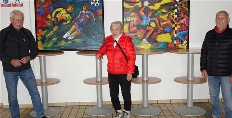 Manfred Kuhn und der aktuelle Beigeordnete Johannes Weiler sind von den imFoyer der Halle aufgehängten Acrylbilder von Faustina Britz begeistert. Fotos: Jürgen Grab