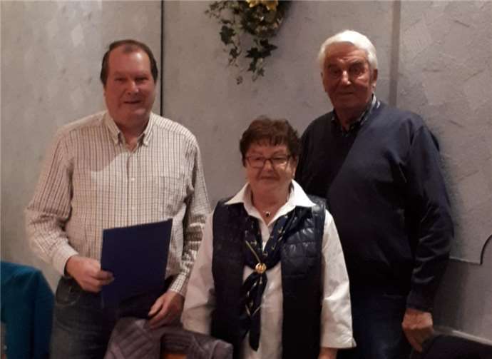 Manfred Kutscher hat Urkunde und Nadel an Uschi Joppich und Gunter Gruner (von rechts nach links) überreicht.