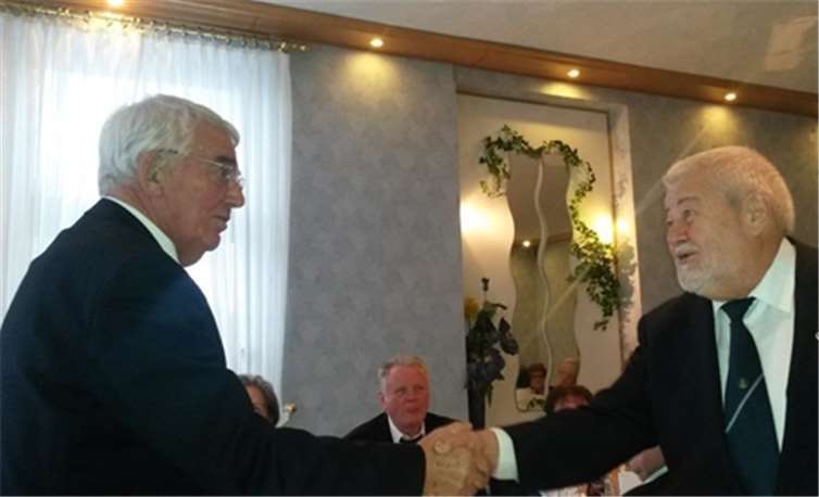 Manfred Kutscher nimmt die Gratulation zur 20-jährigen Mitgliedschaft von Rolf Klein entgegen.privat